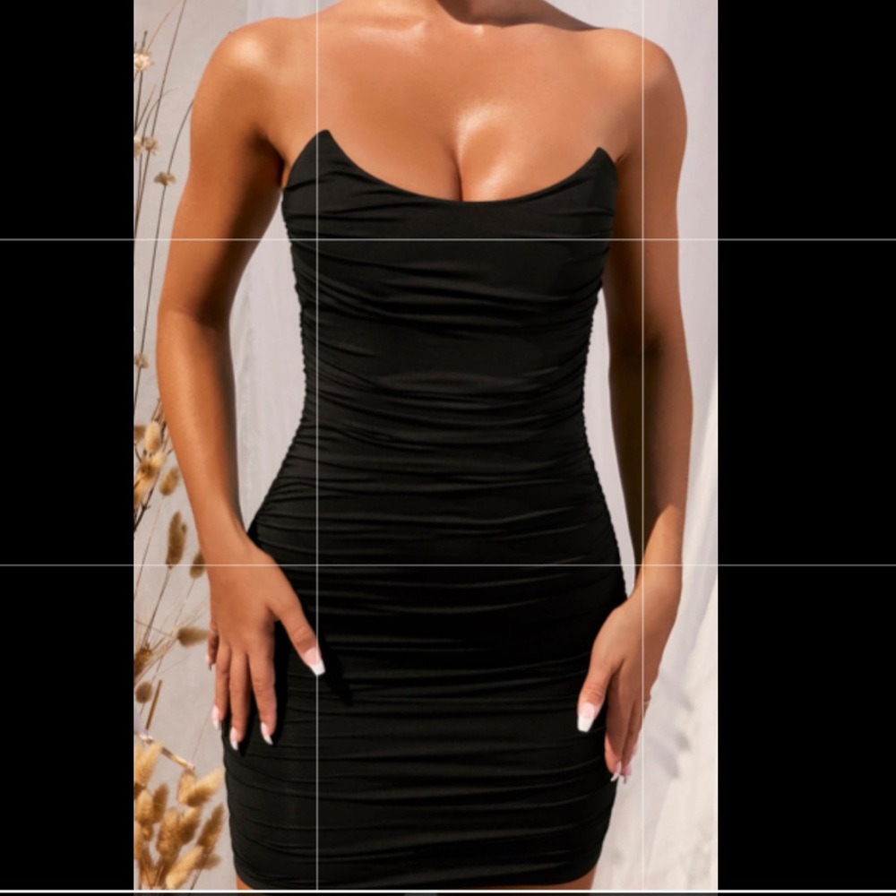 BACK FOR MORE 
RUCHED BANDEAU MINI DRESS IN BLACK